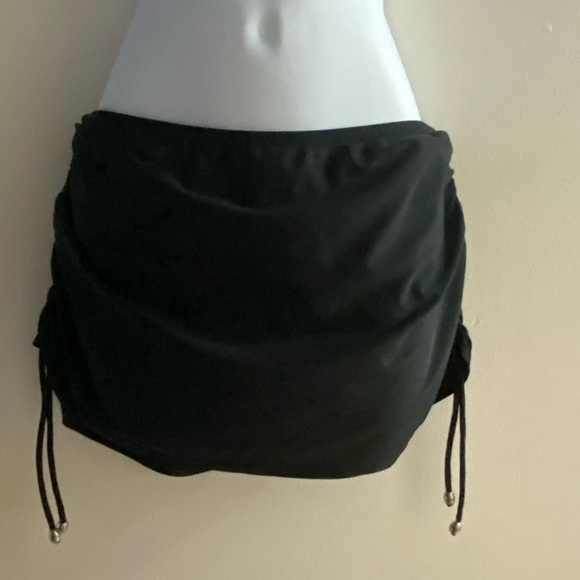 Collections by Catalina. Skort, synch side swim bottoms. L very sexy. Very comfy - Picture 1 of 4